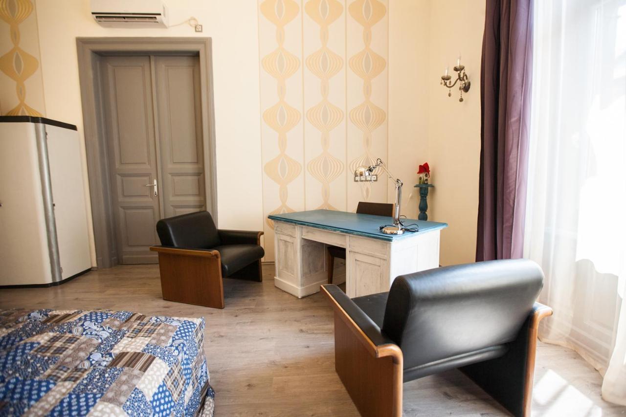 N42 By Small Home Budapest Luaran gambar